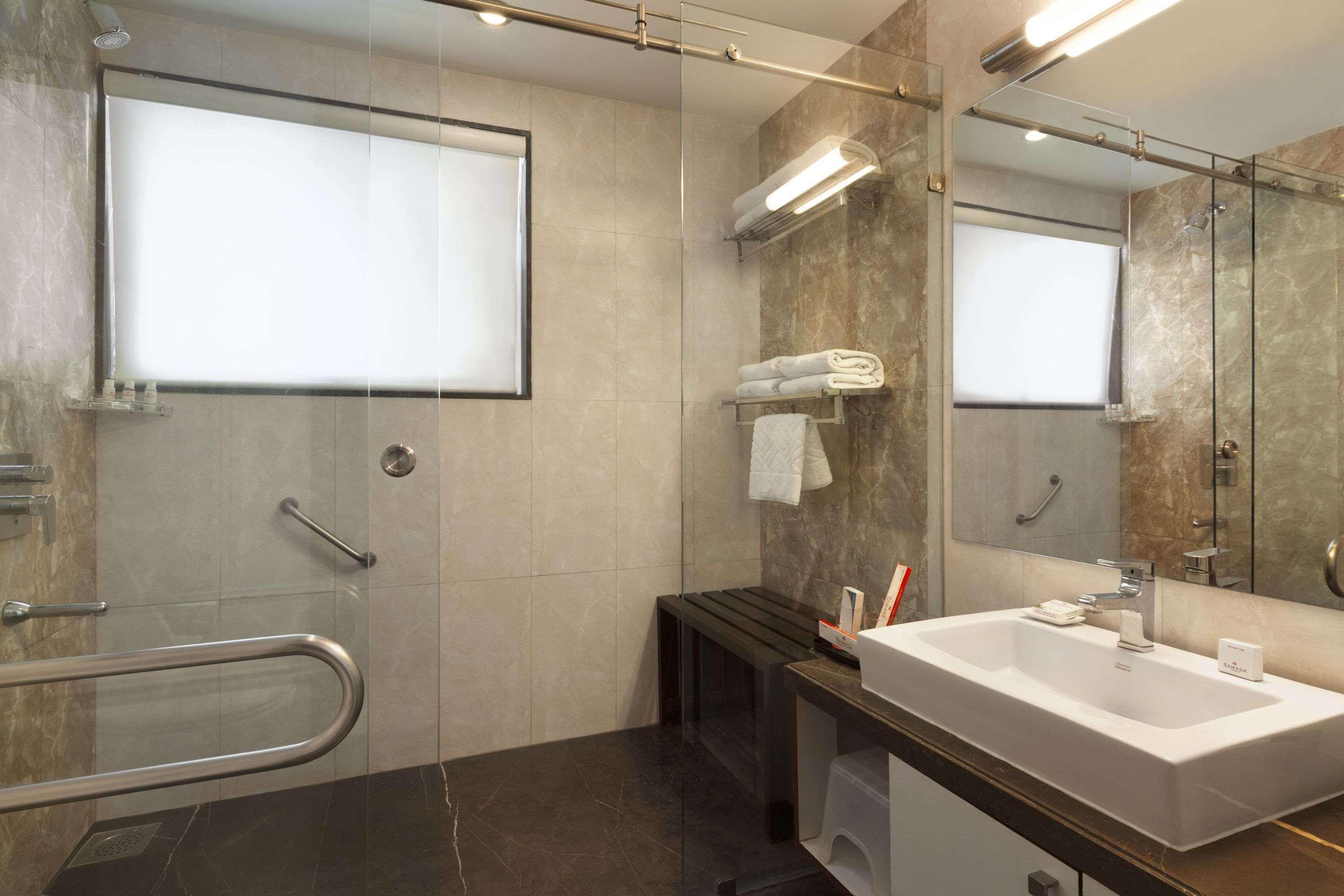 Ramada Ahmedabad Hotel Luaran gambar