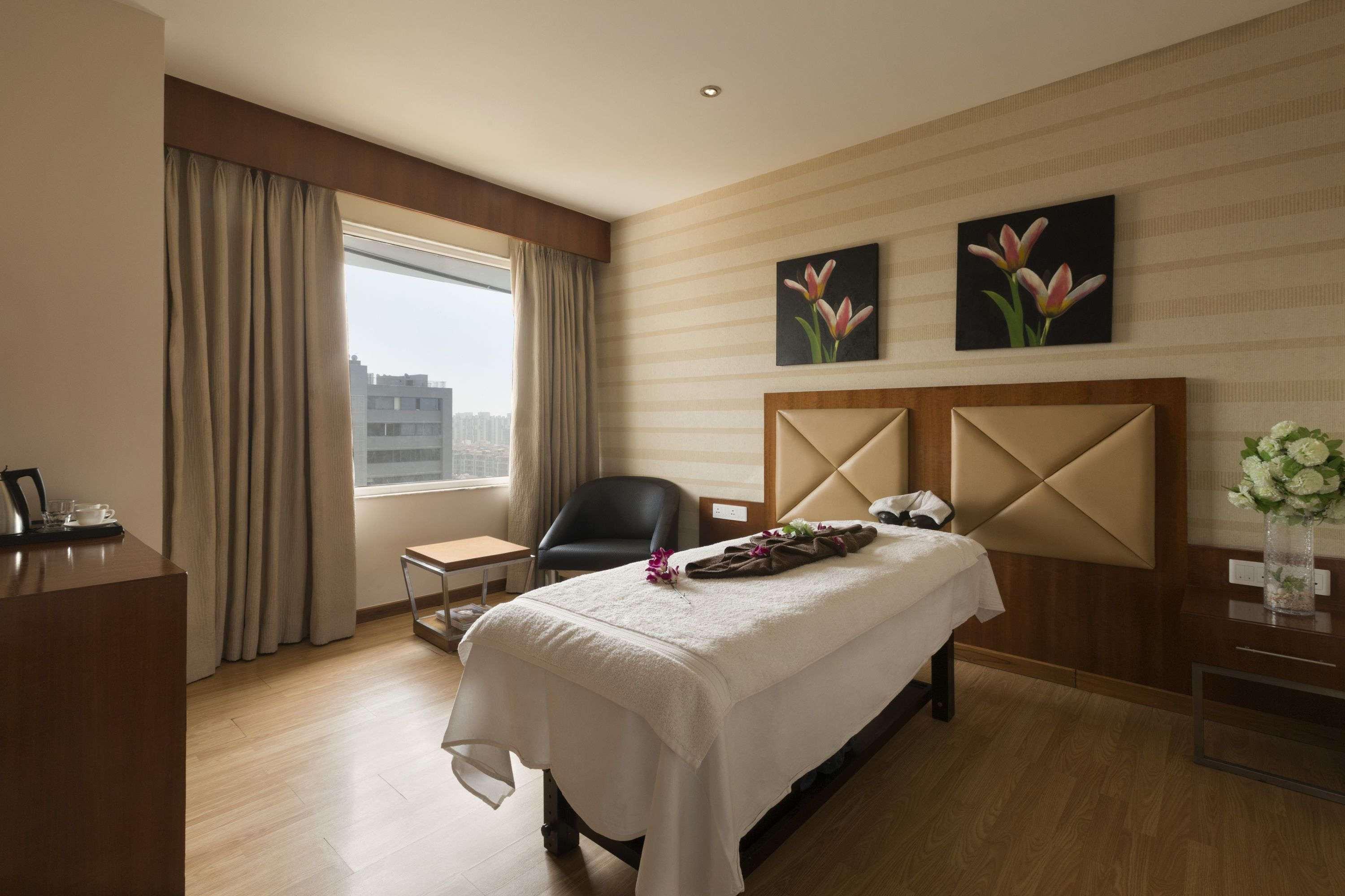Ramada Ahmedabad Hotel Luaran gambar