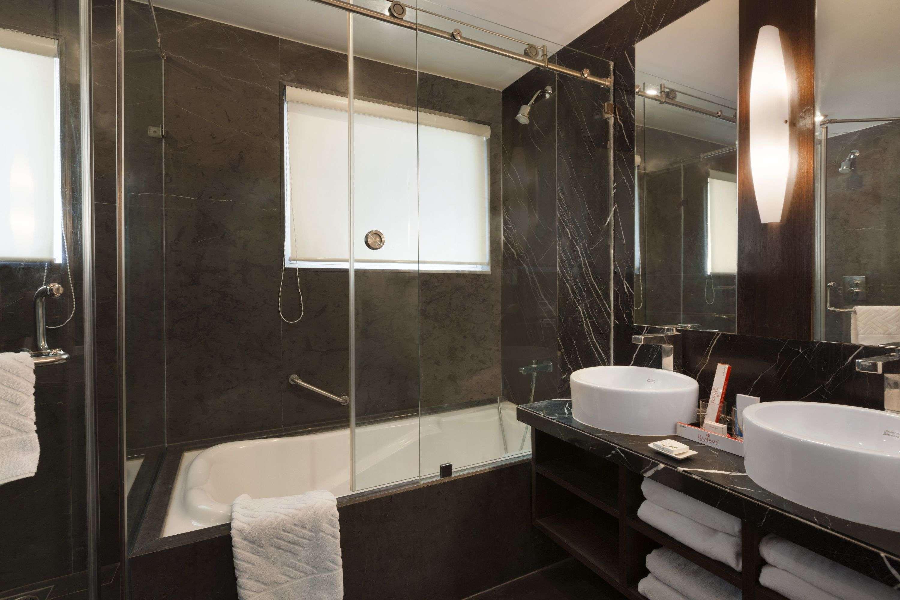 Ramada Ahmedabad Hotel Luaran gambar