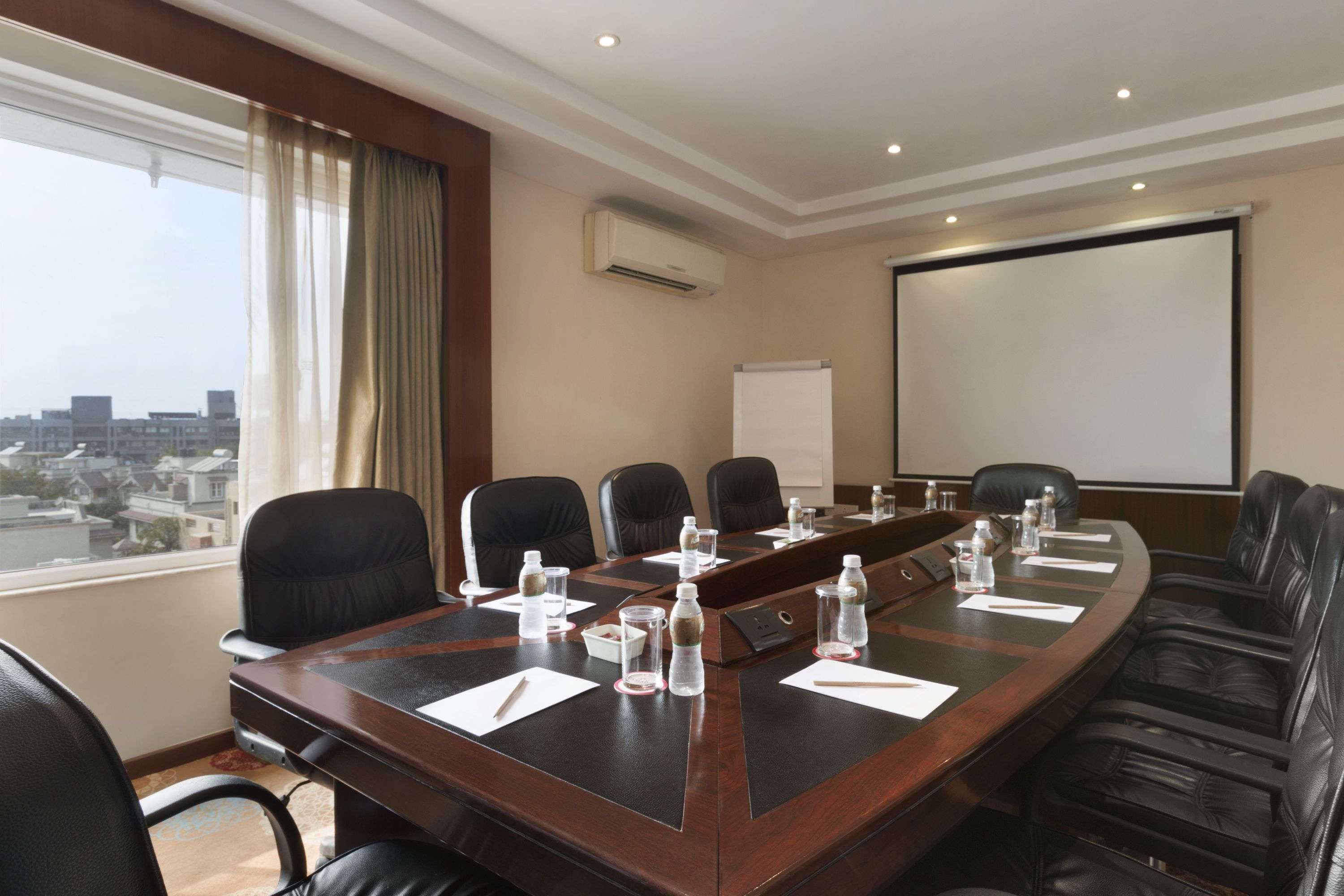 Ramada Ahmedabad Hotel Luaran gambar