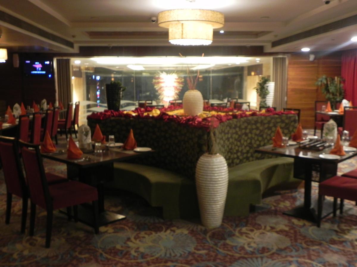 Ramada Ahmedabad Hotel Luaran gambar
