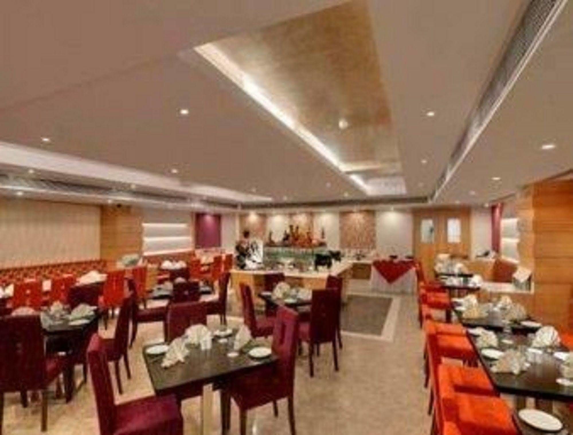 Ramada Ahmedabad Hotel Restoran gambar