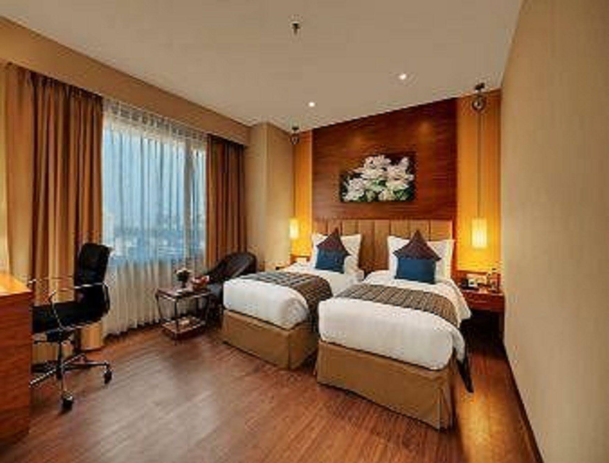 Ramada Ahmedabad Hotel Luaran gambar