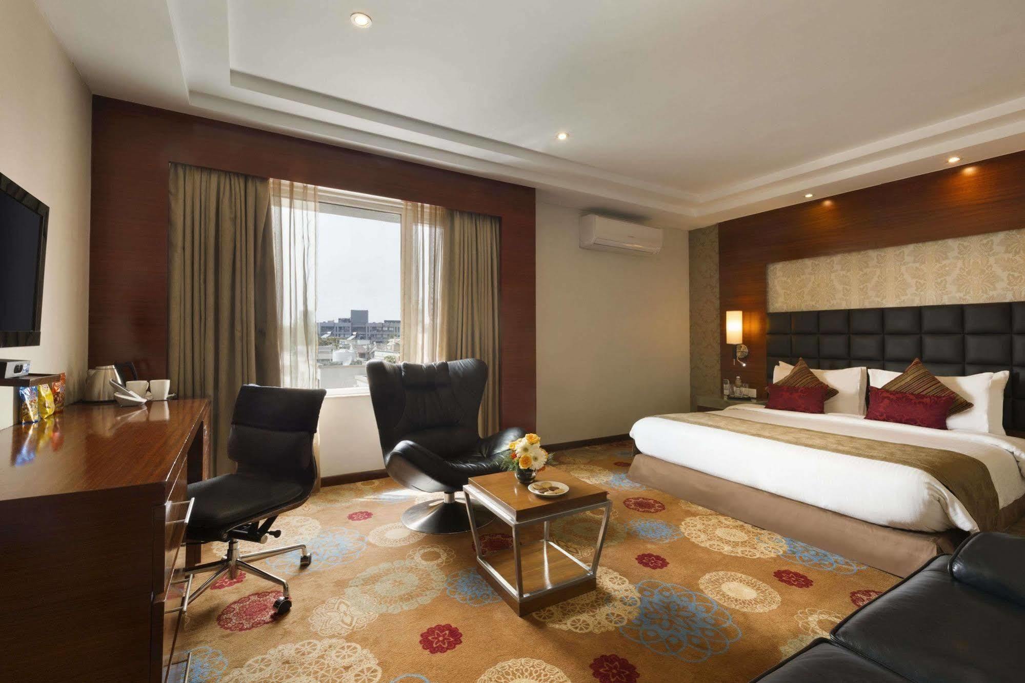 Ramada Ahmedabad Hotel Luaran gambar