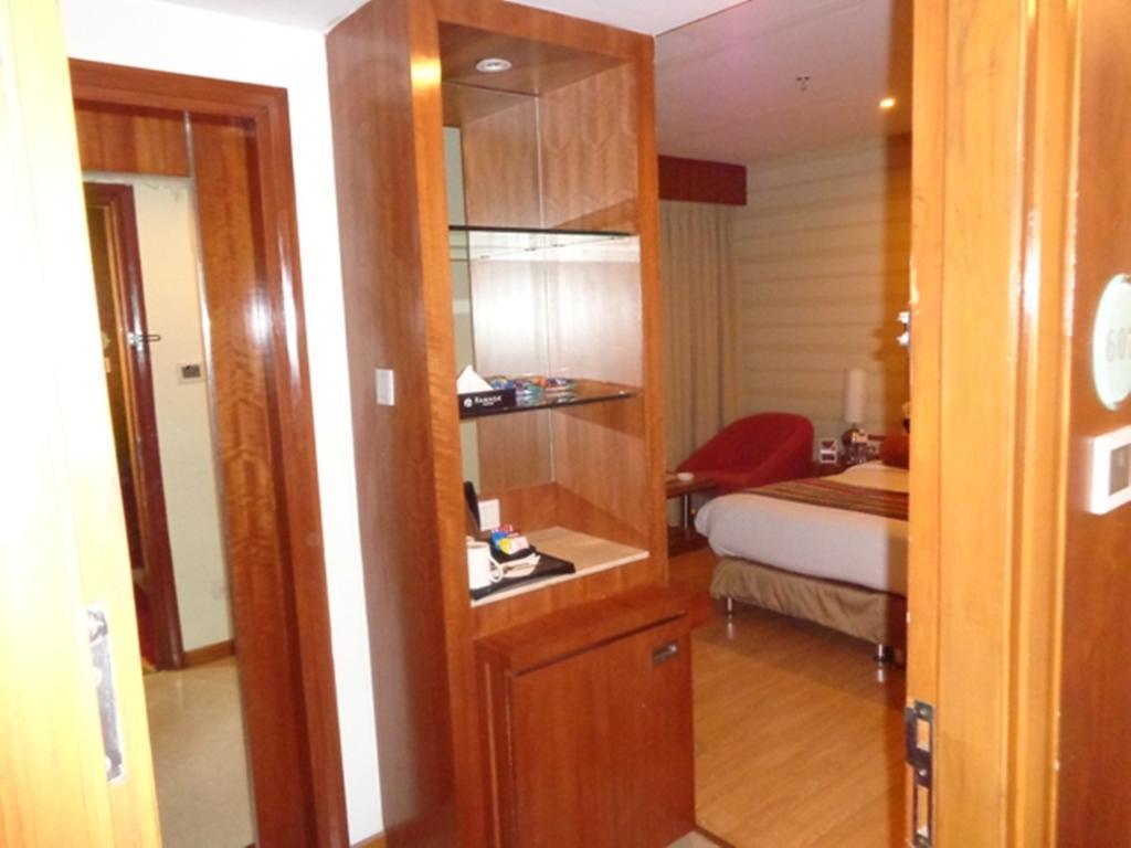 Ramada Ahmedabad Hotel Luaran gambar