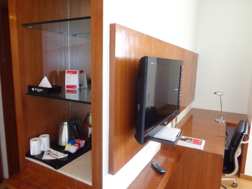 Ramada Ahmedabad Hotel Luaran gambar
