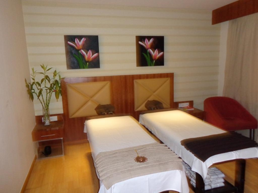 Ramada Ahmedabad Hotel Luaran gambar