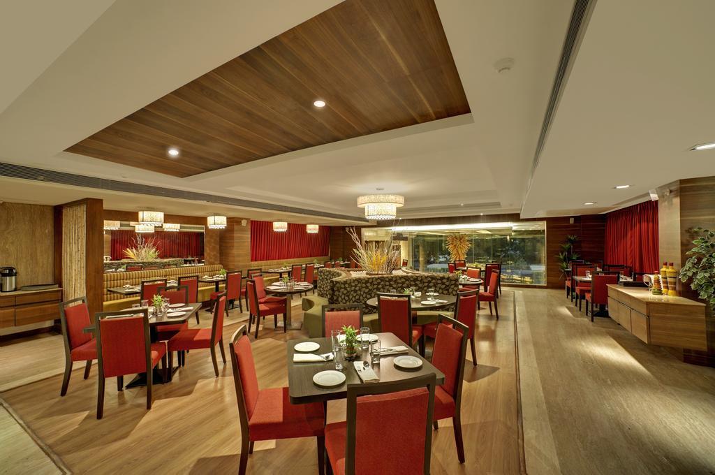 Ramada Ahmedabad Hotel Restoran gambar