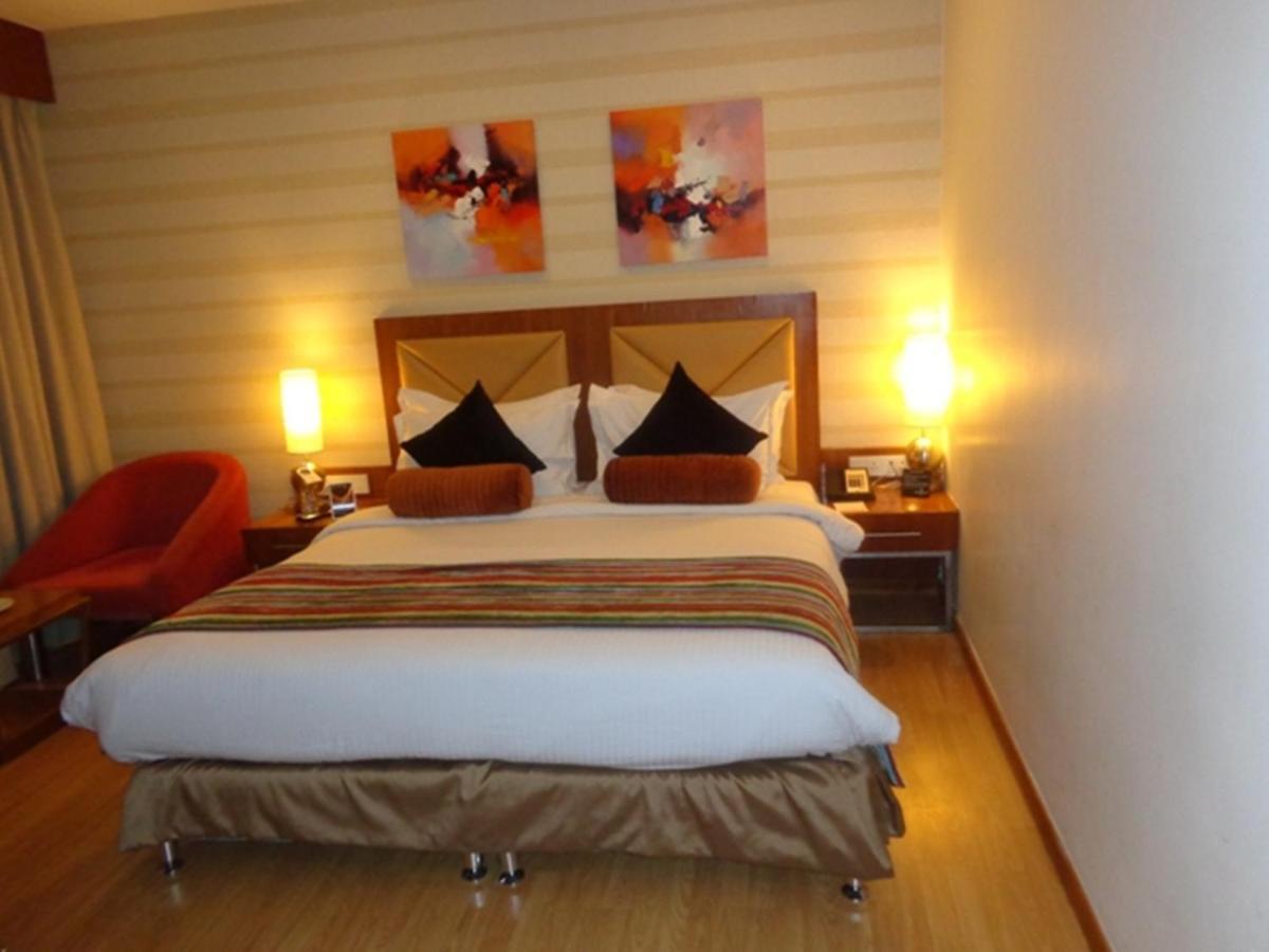 Ramada Ahmedabad Hotel Luaran gambar
