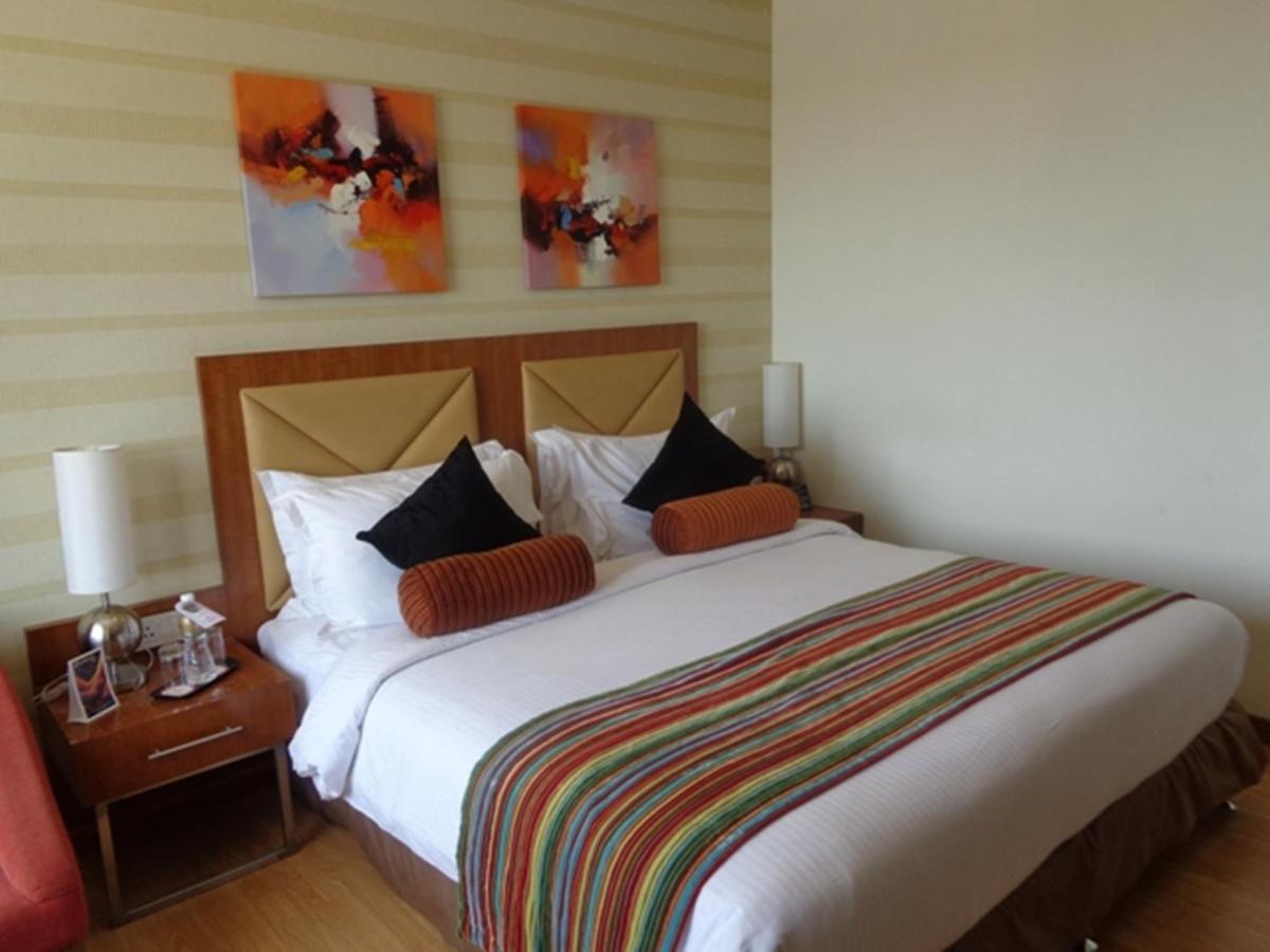Ramada Ahmedabad Hotel Luaran gambar
